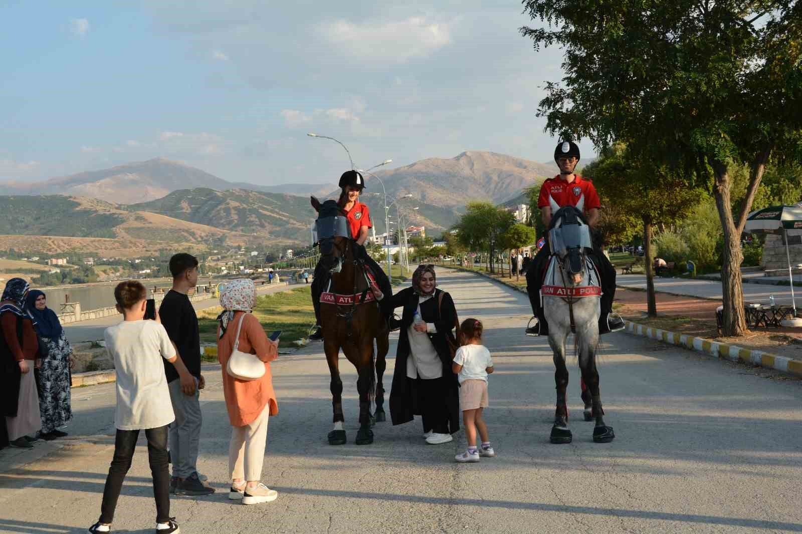 Atlı birlikler Tatvan sahilinde devriye attı