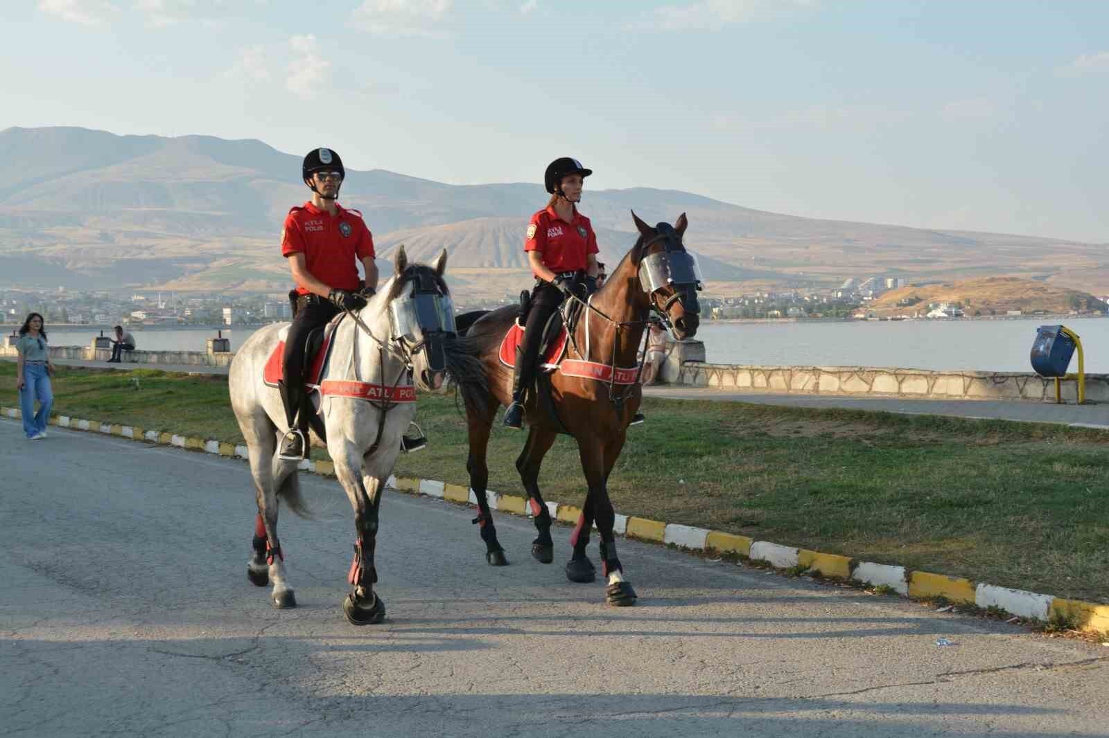 Atlı birlikler Tatvan sahilinde devriye attı
