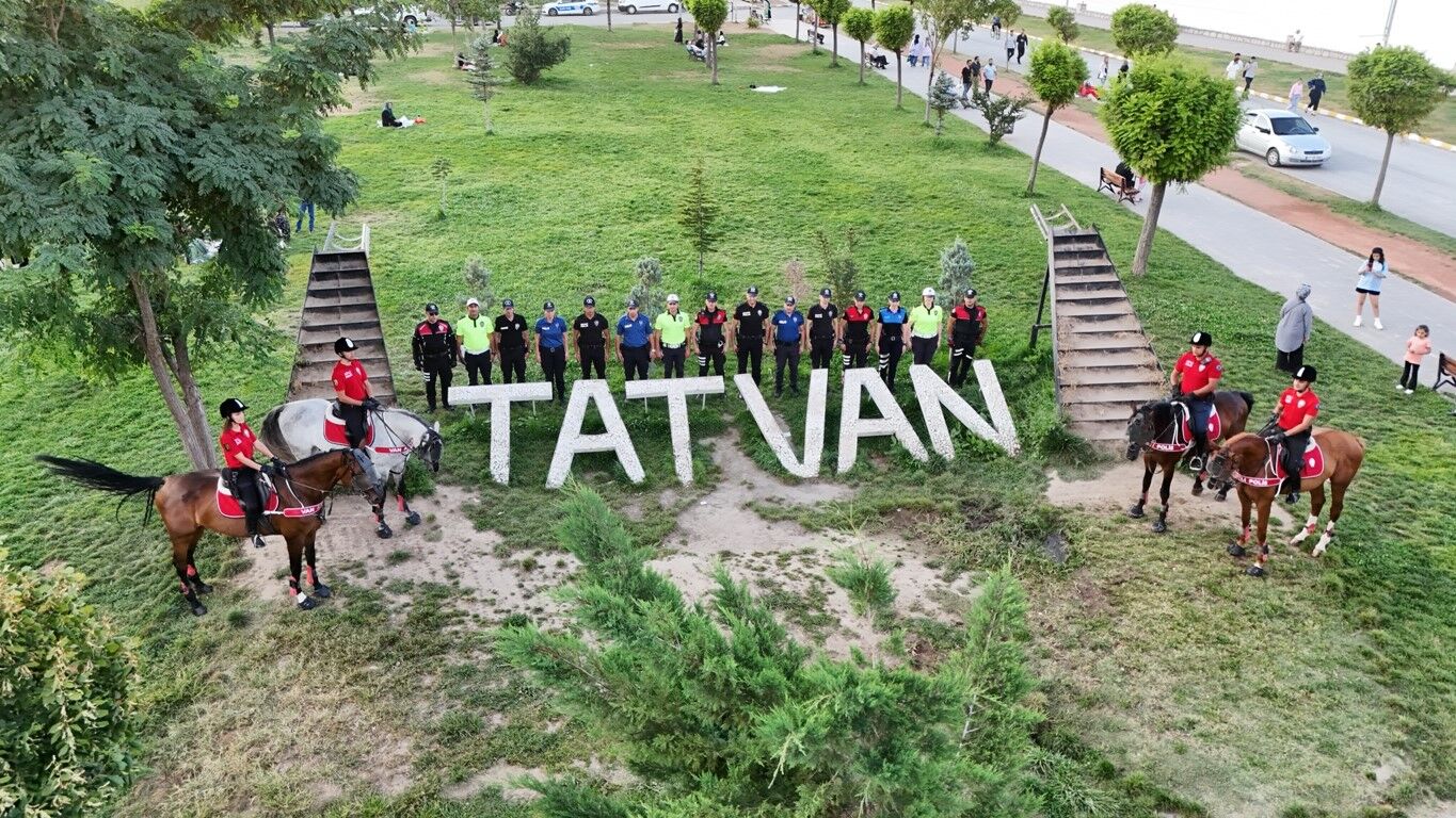 Atlı birlikler Tatvan sahilinde devriye attı