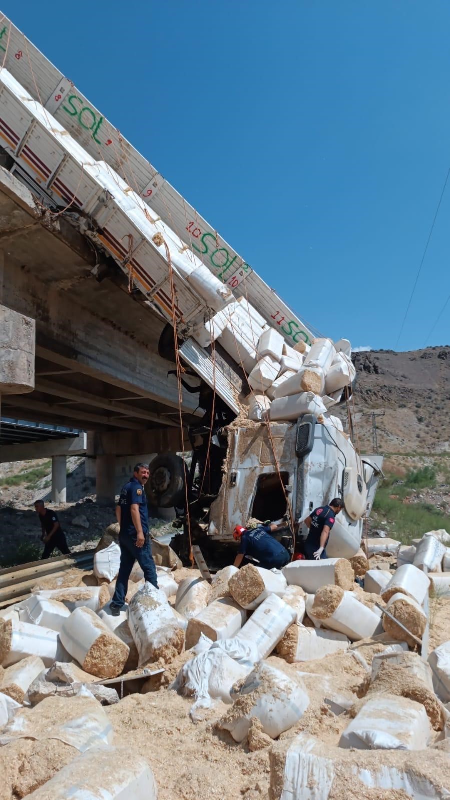 Kontrolden çıkan tır uçuruma yuvarlandı: 1 ölü