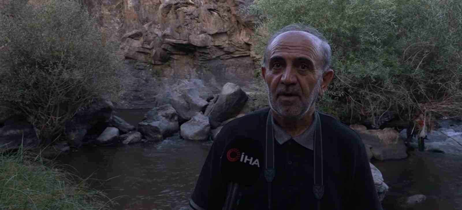 Doğa fotoğrafçısı Deliçay’da çöp topladı