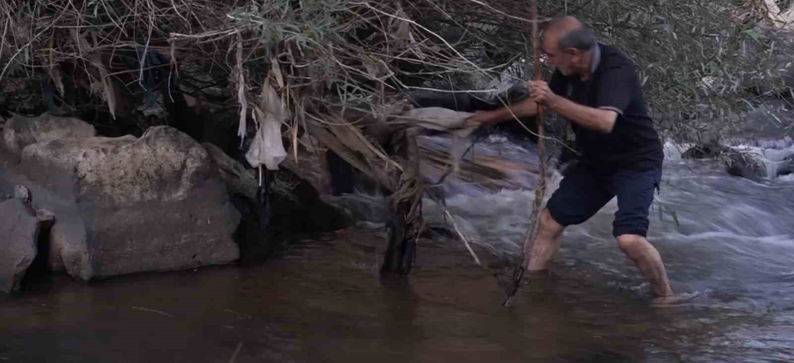 Doğa fotoğrafçısı Deliçay’da çöp topladı