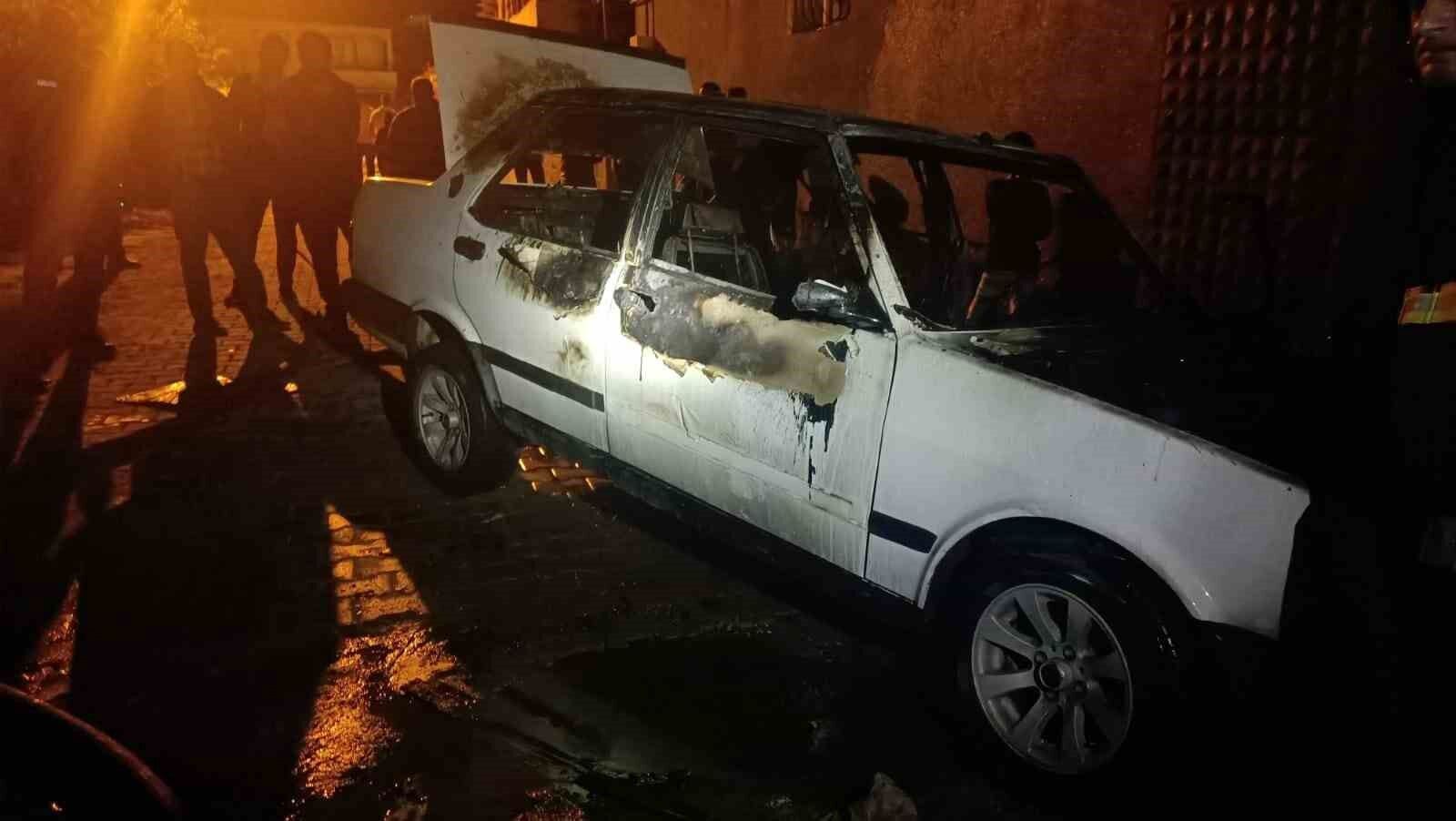 Van’da seyir halindeki otomobil alev alev yandı