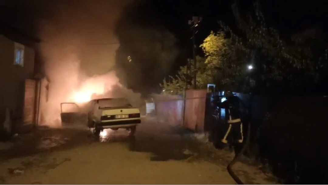 Van’da seyir halindeki otomobil alev alev yandı