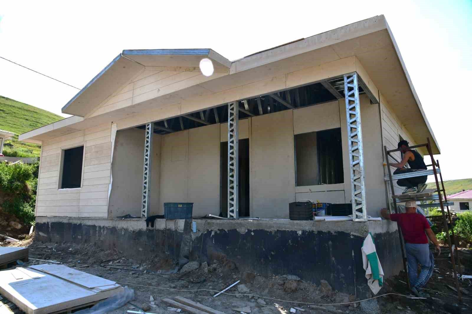 Ardahan’da deprem konutları ’büyük bir hızla’ inşa ediliyor