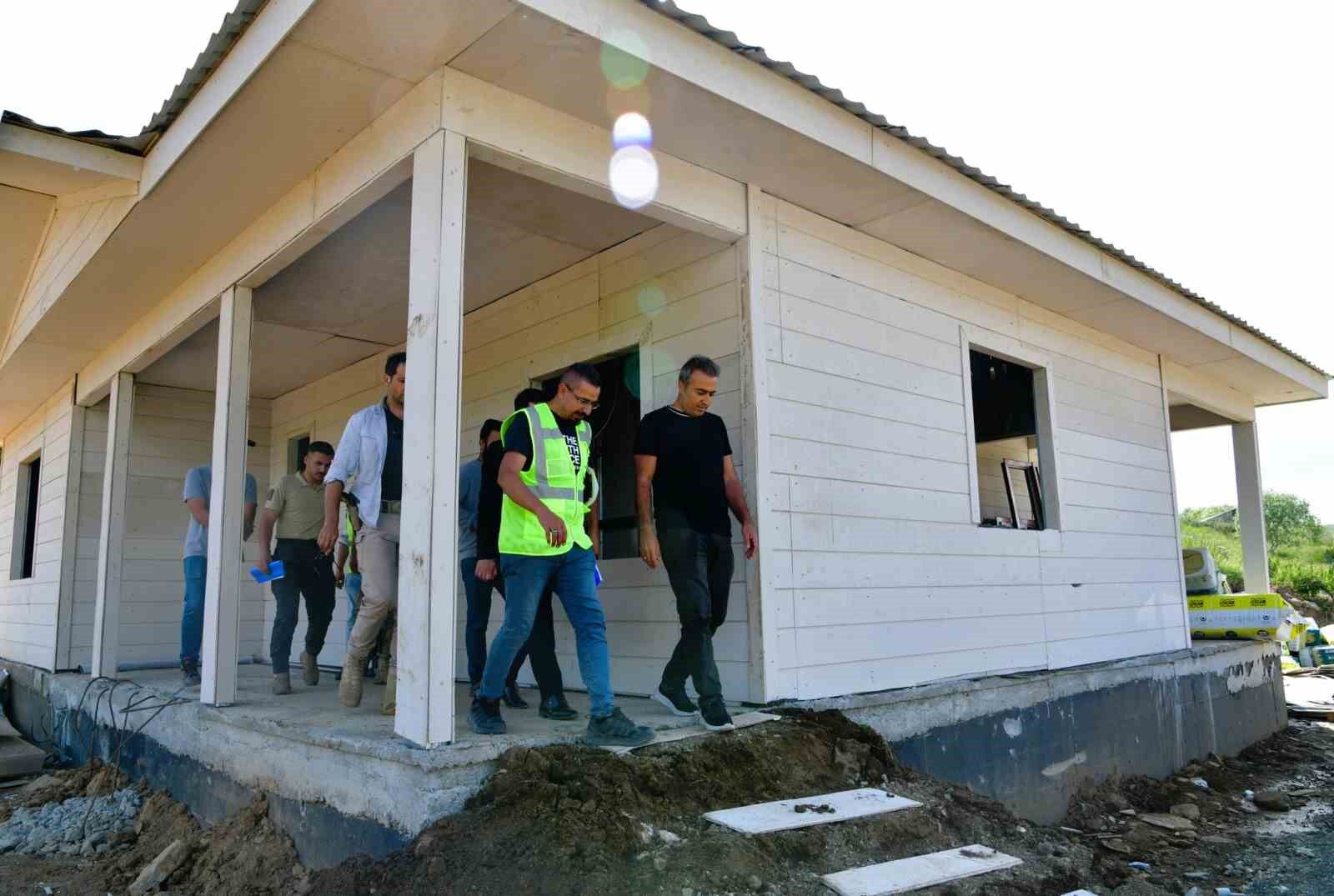 Ardahan’da deprem konutları ’büyük bir hızla’ inşa ediliyor