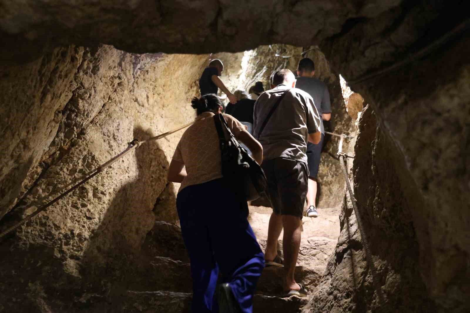 İki kral esir edilmişti, 36 metre derinde 100 basamakla iniliyor