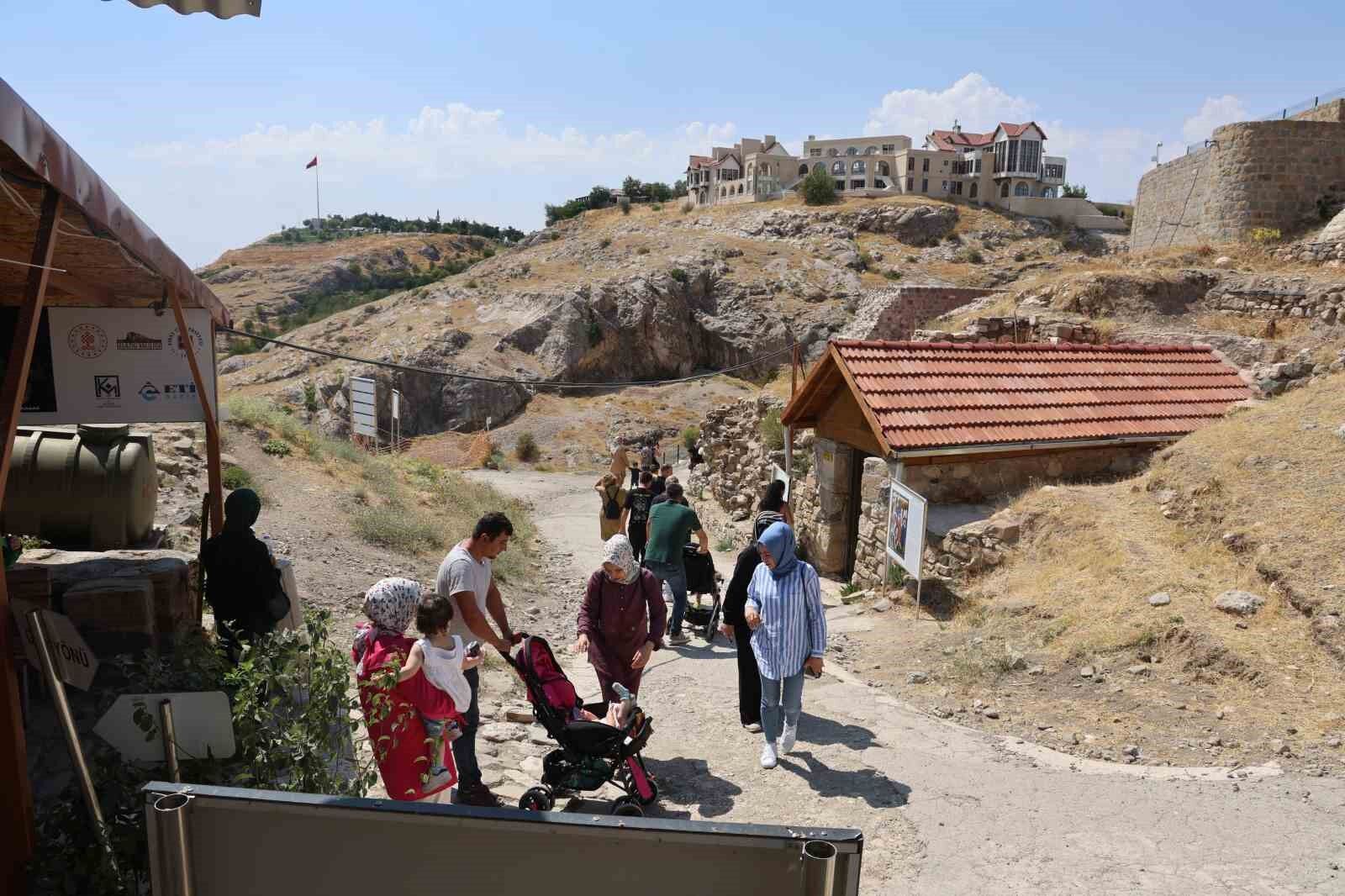 İki kral esir edilmişti, 36 metre derinde 100 basamakla iniliyor