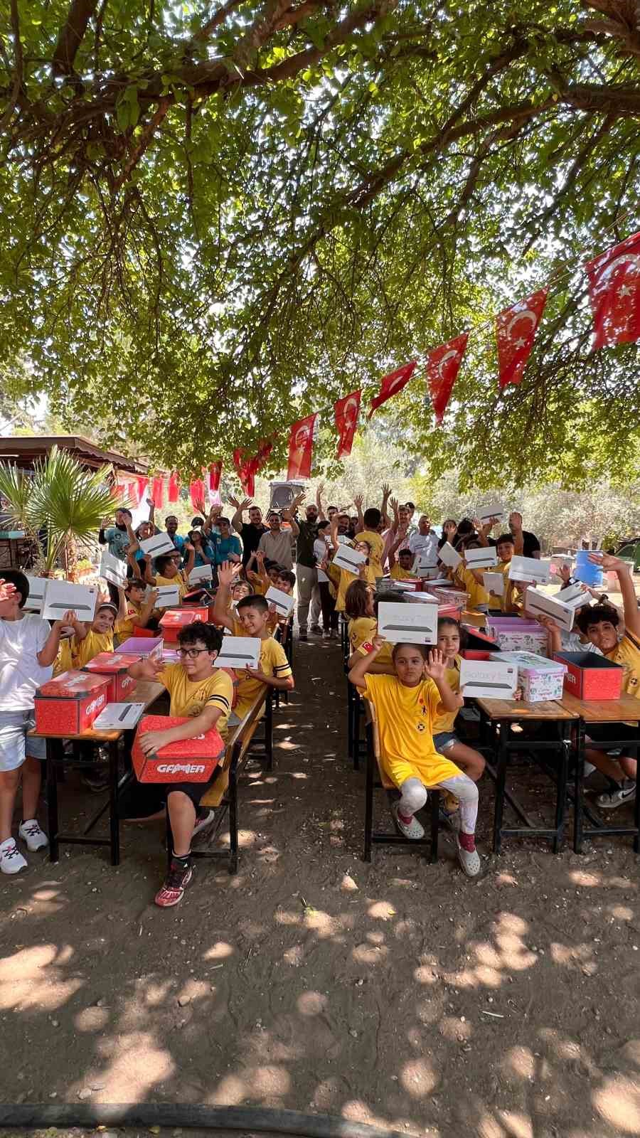 40 çocuğun tablet mutluluğu yürekleri ısıttı