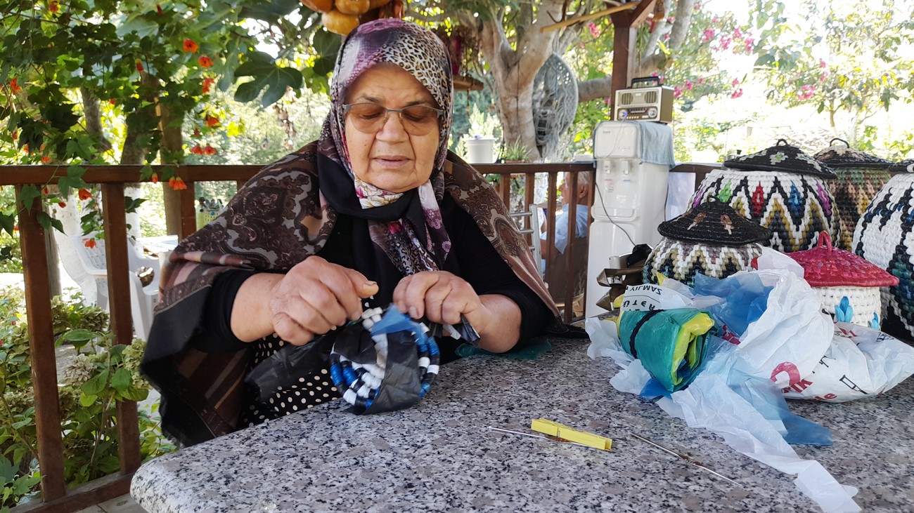 Atık poşetleri sepete dönüştürüyor