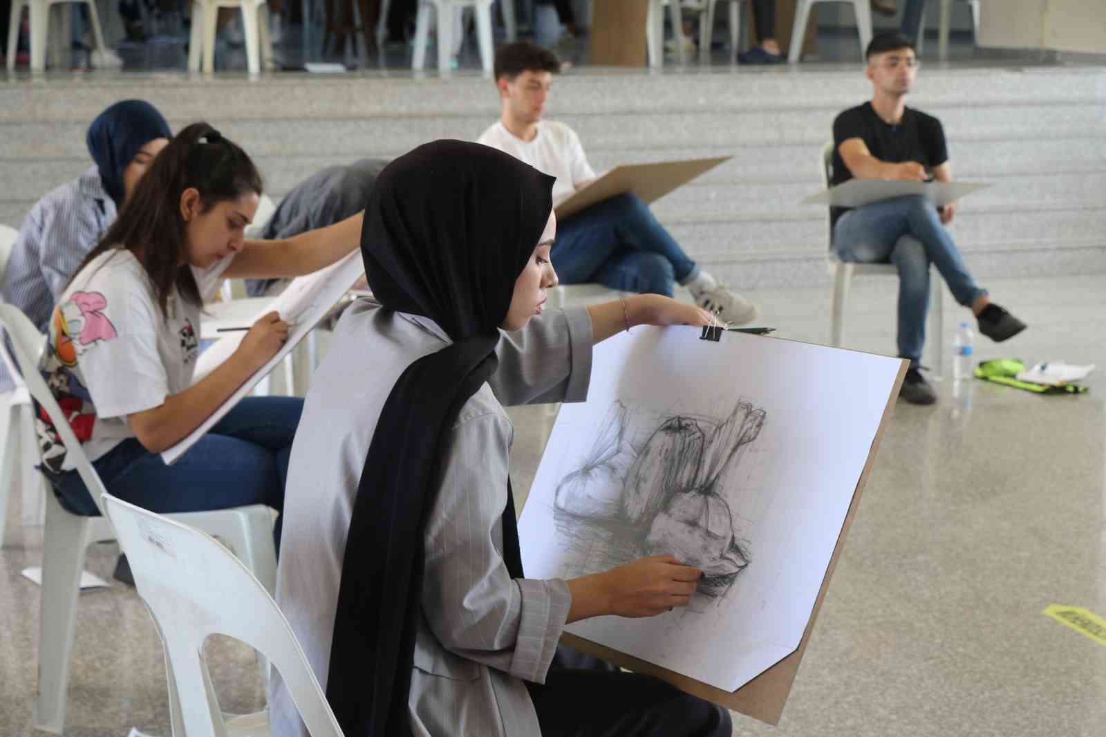 Atış pozuyla gündem olan Yusuf Dikeç sınav sorusu oldu