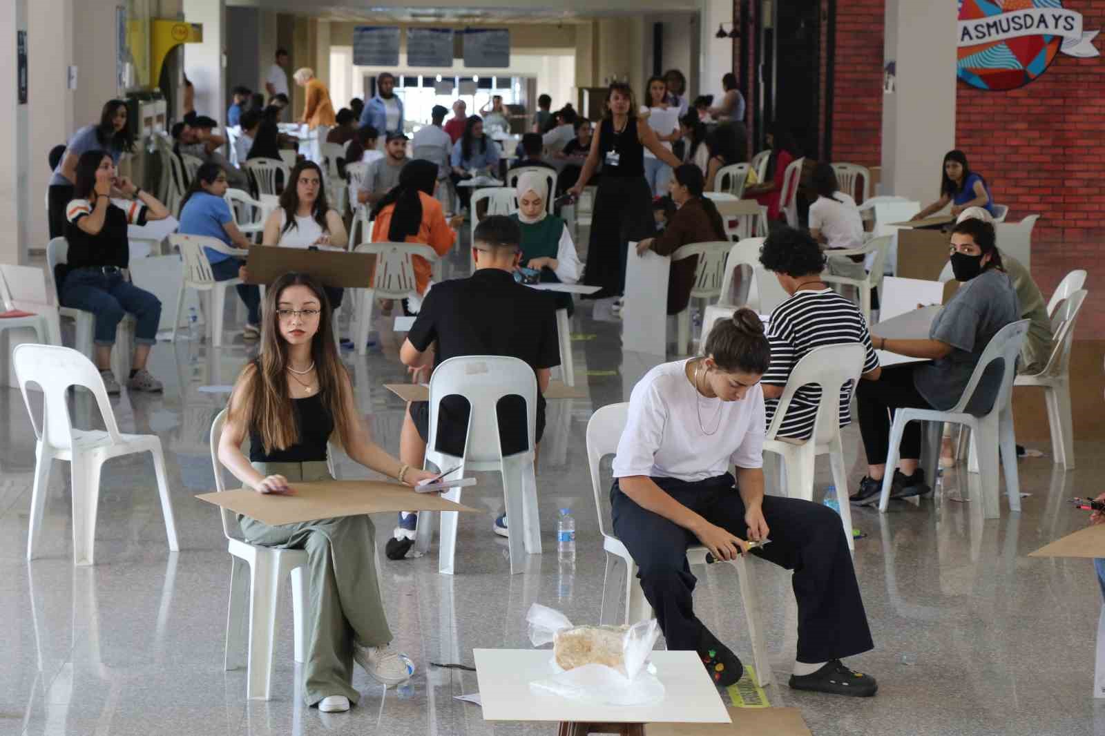 Atış pozuyla gündem olan Yusuf Dikeç sınav sorusu oldu