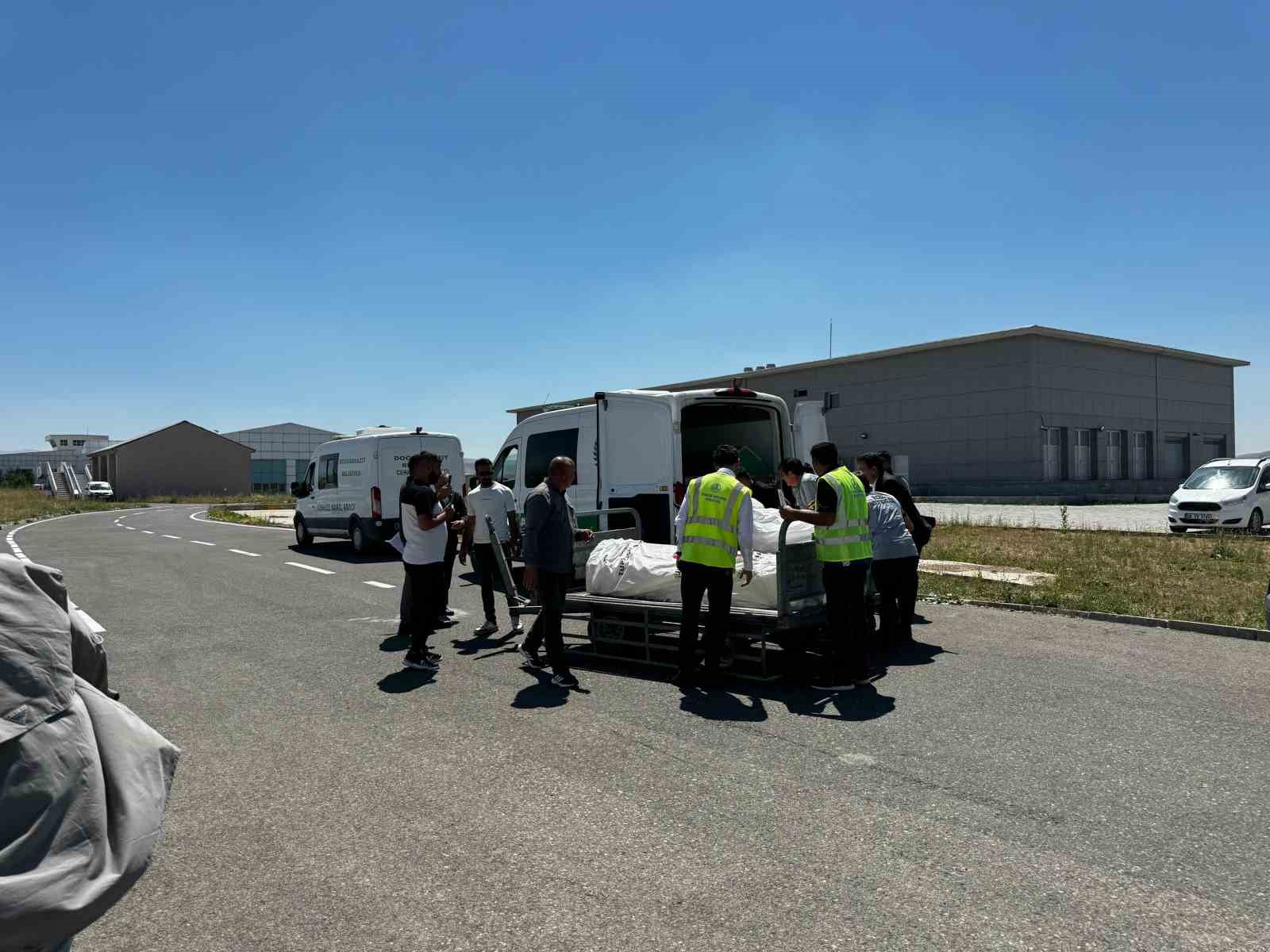 Otobüs kazasında hayatını kaybedenlerin cenazesi defnedilmek üzere Ağrı’ya getirildi