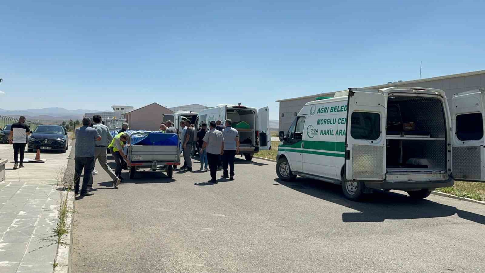 Otobüs kazasında hayatını kaybedenlerin cenazesi defnedilmek üzere Ağrı’ya getirildi