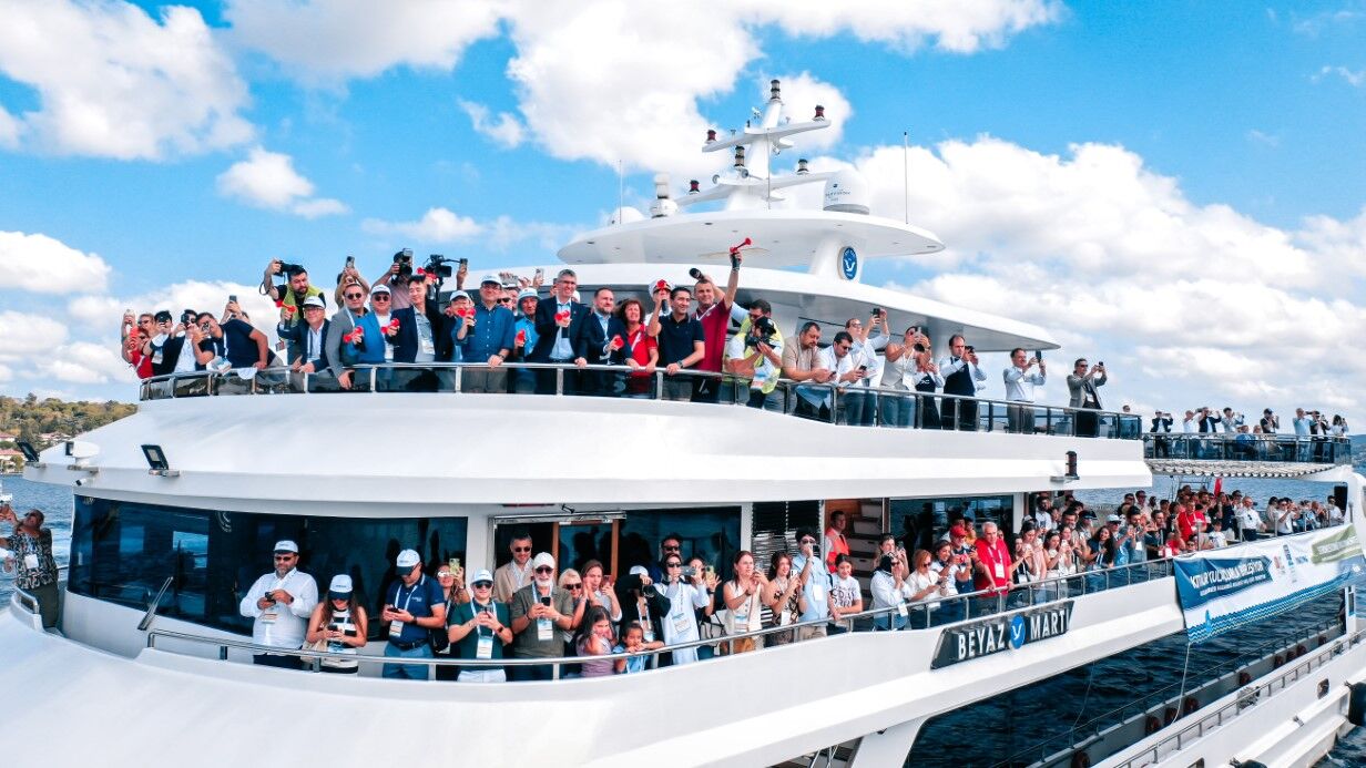 Binlerce yüzücü 36’ncı kez İstanbul Boğazı’nda kıtaları kulaçlarıyla birleştirdi