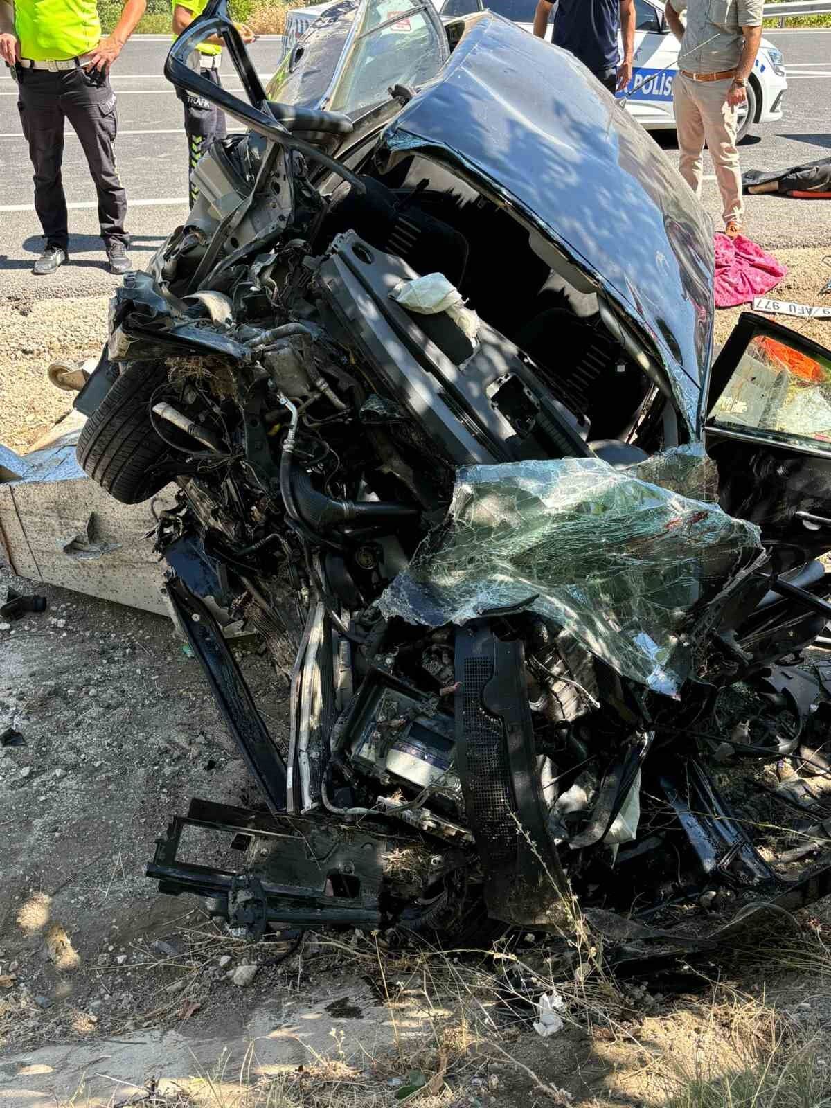 Devrilen otomobilde bulunan 3 kişi öldü, 1 ağır yaralı