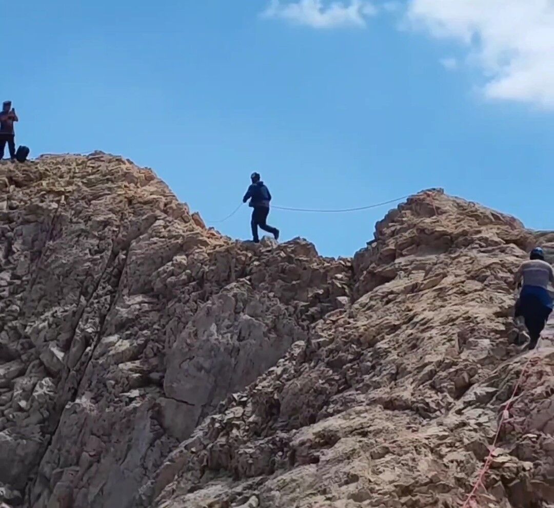 Vanlı 12 doğasever Reşko Zirvesi’ne tırmandı: “Van Gölü temiz kalsın kirlenmesin” pankartı açtılar