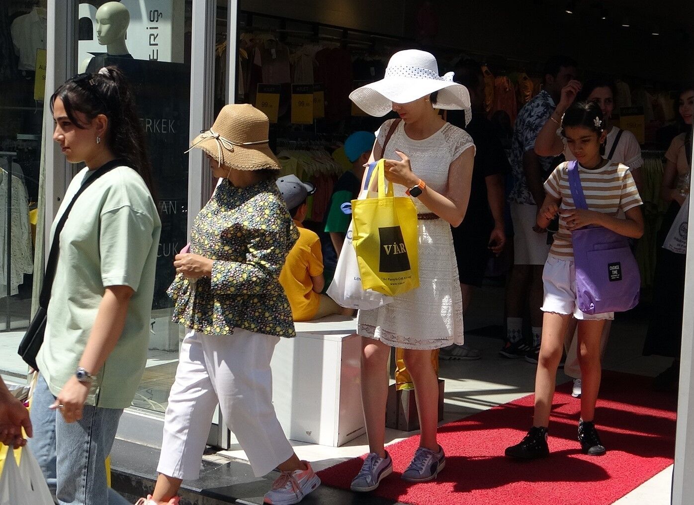 İranlılar Van esnafının yüzünü güldürüyor