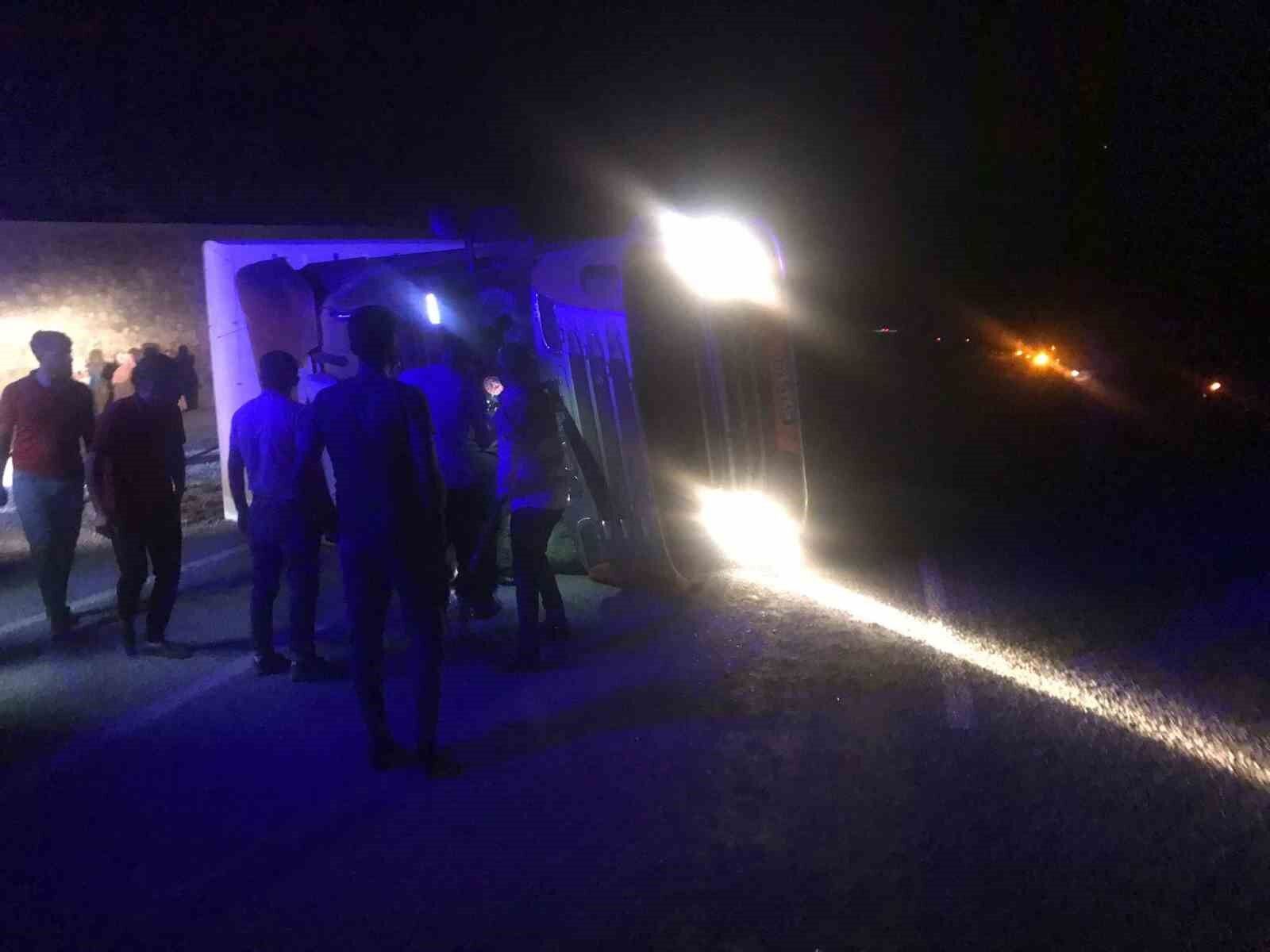 Tatvan’da tır devrildi: 63 koyun telef oldu