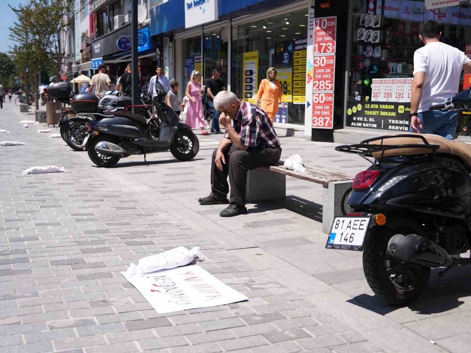 Filistin’de ölen bebeklere dikkat çekmek için yapılan eylemde Düzceliler gözyaşlarını tutamadı