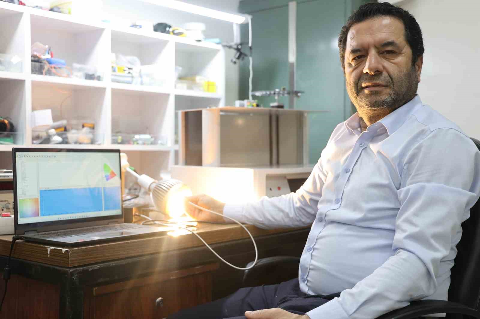 Türk bilim adamı, güneş ışığına ihtiyaç duymayan tarım cihazı geliştirdi