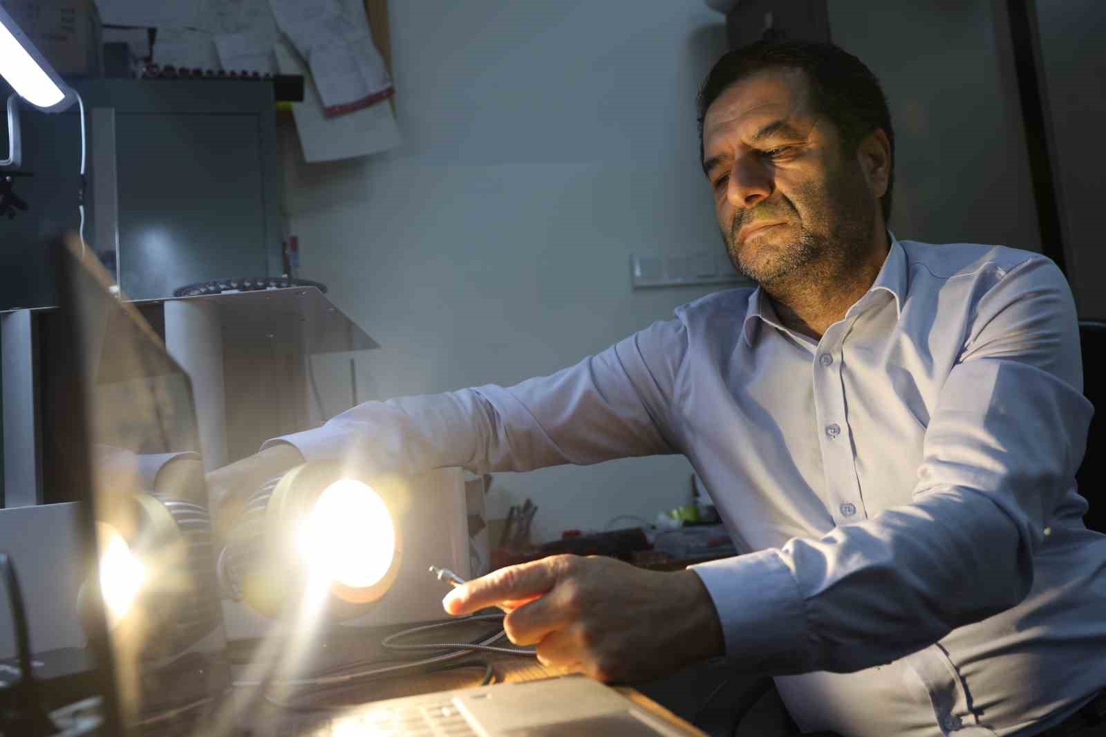 Türk bilim adamı, güneş ışığına ihtiyaç duymayan tarım cihazı geliştirdi