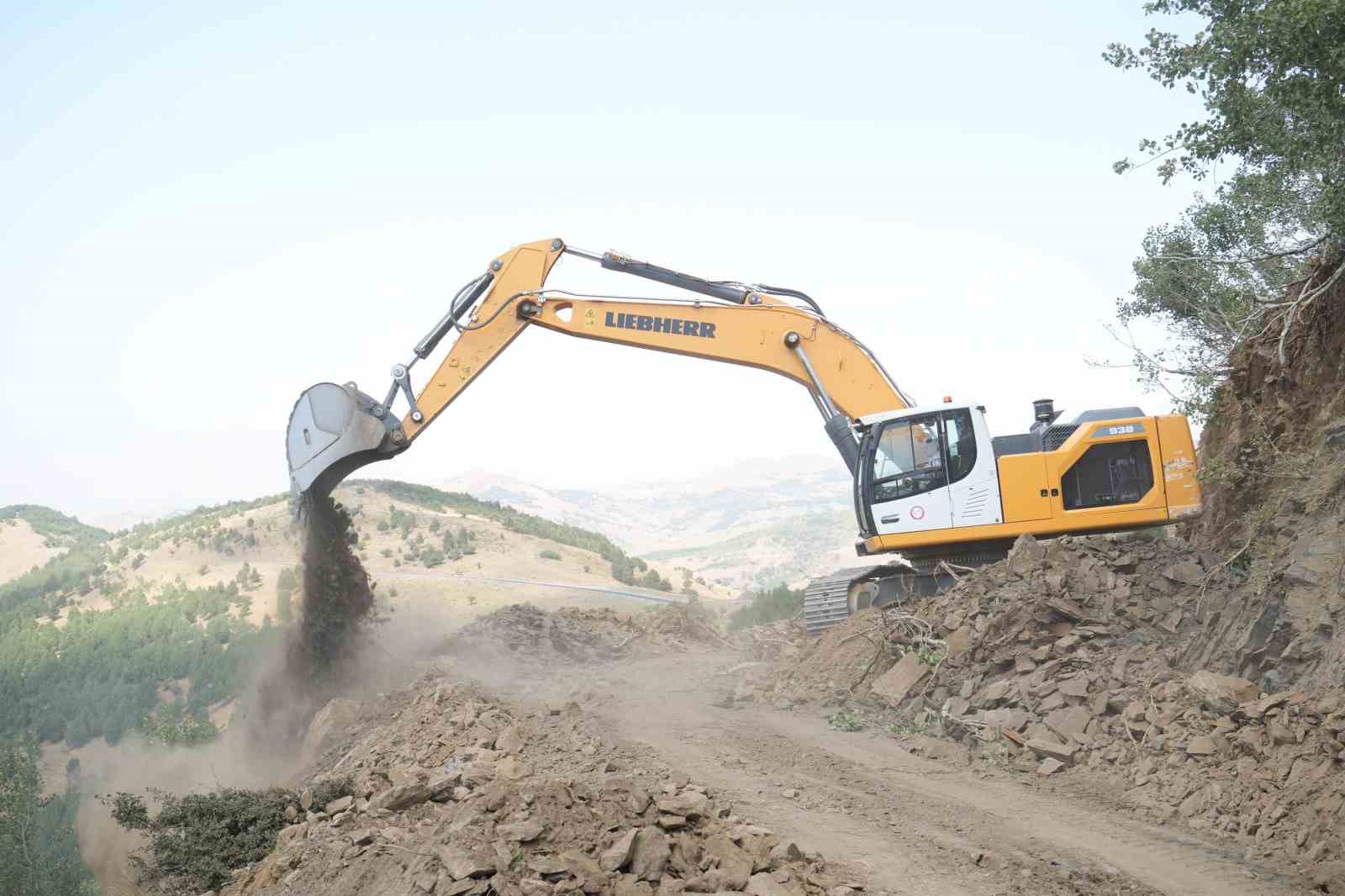 Muş’ta köy yollarında çığ tehlikesine karşı çalışmalar sürüyor