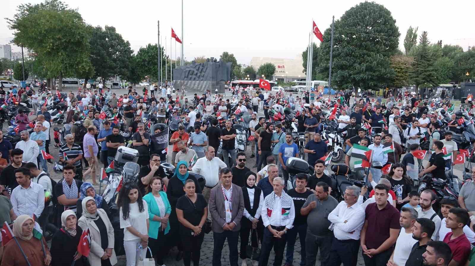 Yüzlerce motosikletli Filistin’e destek için konvoy oluşturdu