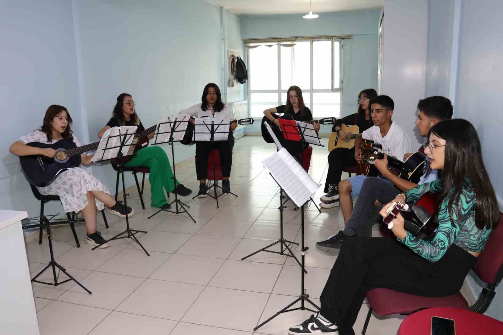 İpekyolu Gençlik Merkezinde geleceklerini inşa ediyorlar