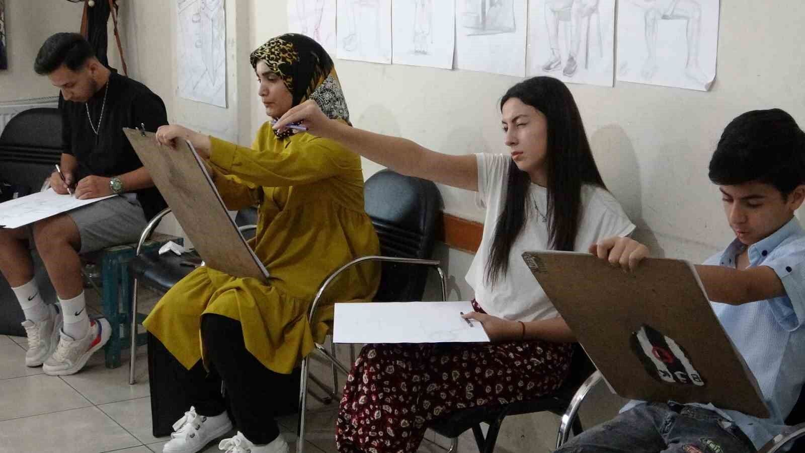 İpekyolu Gençlik Merkezinde geleceklerini inşa ediyorlar