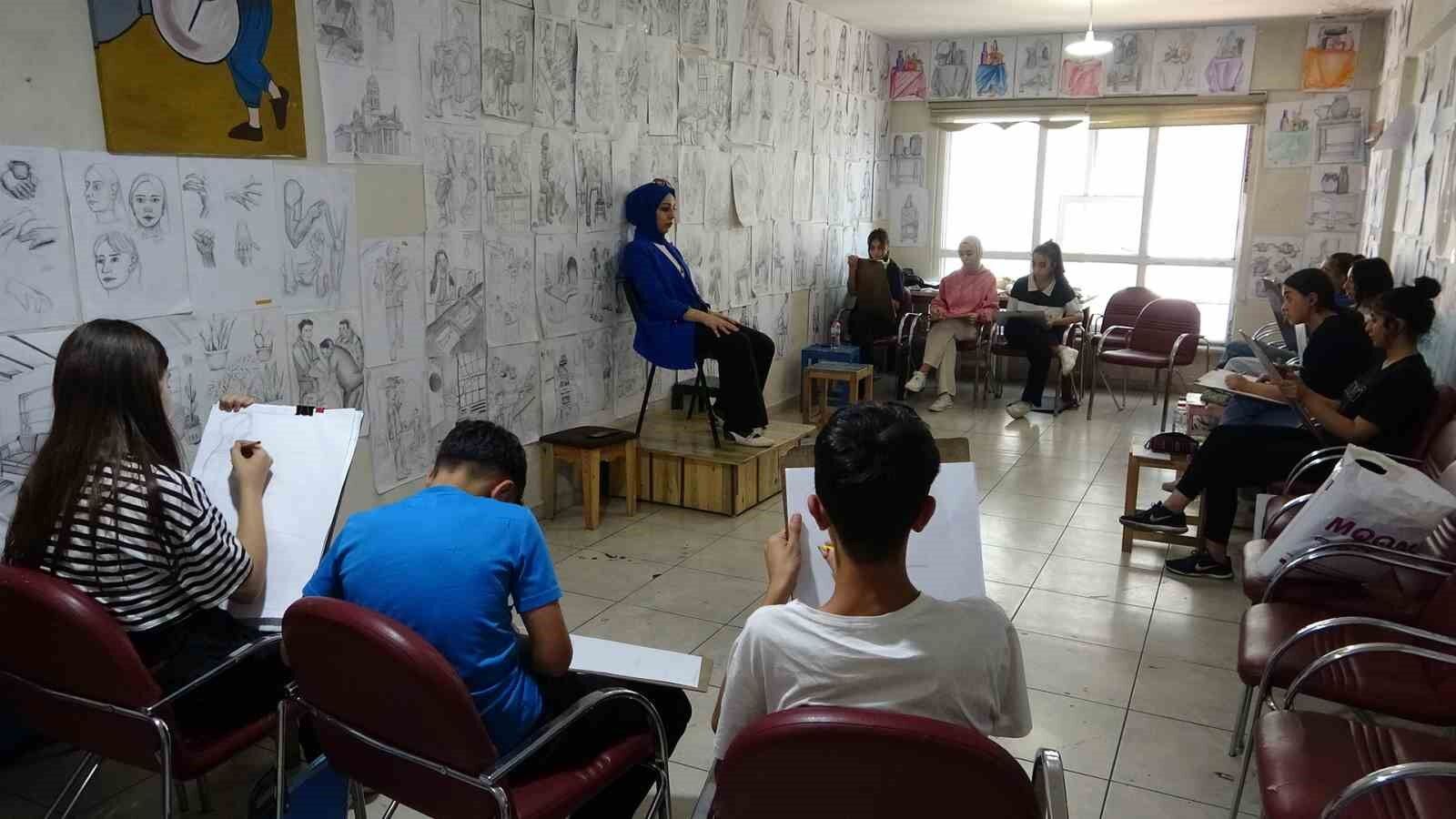 İpekyolu Gençlik Merkezinde geleceklerini inşa ediyorlar