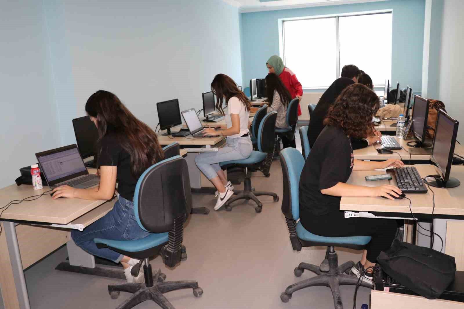 İpekyolu Gençlik Merkezinde geleceklerini inşa ediyorlar