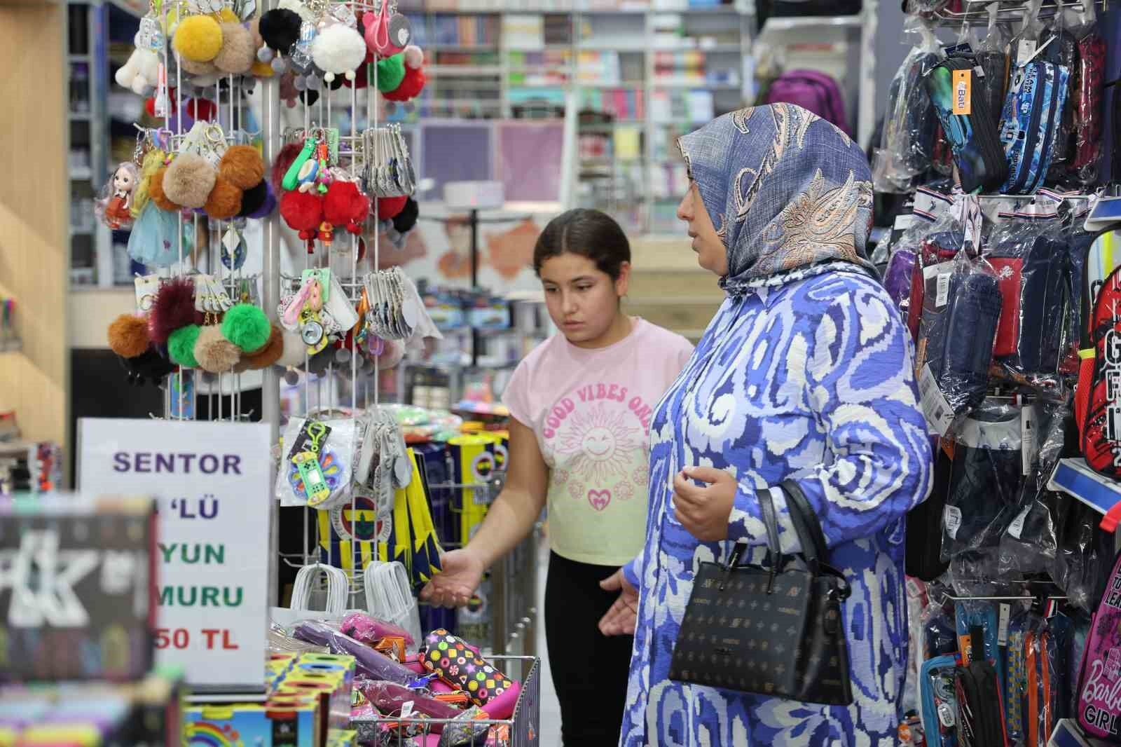 Kırtasiyeciler hazırlıklarını tamamladı, öğrencileri bekliyor