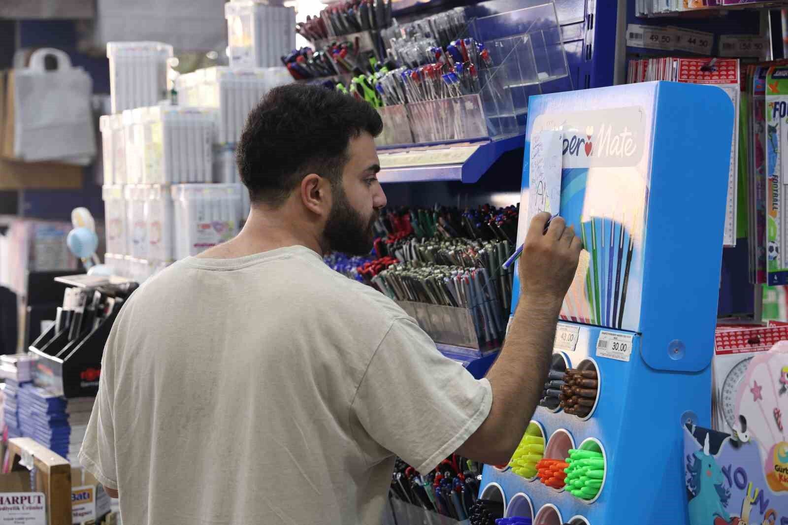 Kırtasiyeciler hazırlıklarını tamamladı, öğrencileri bekliyor