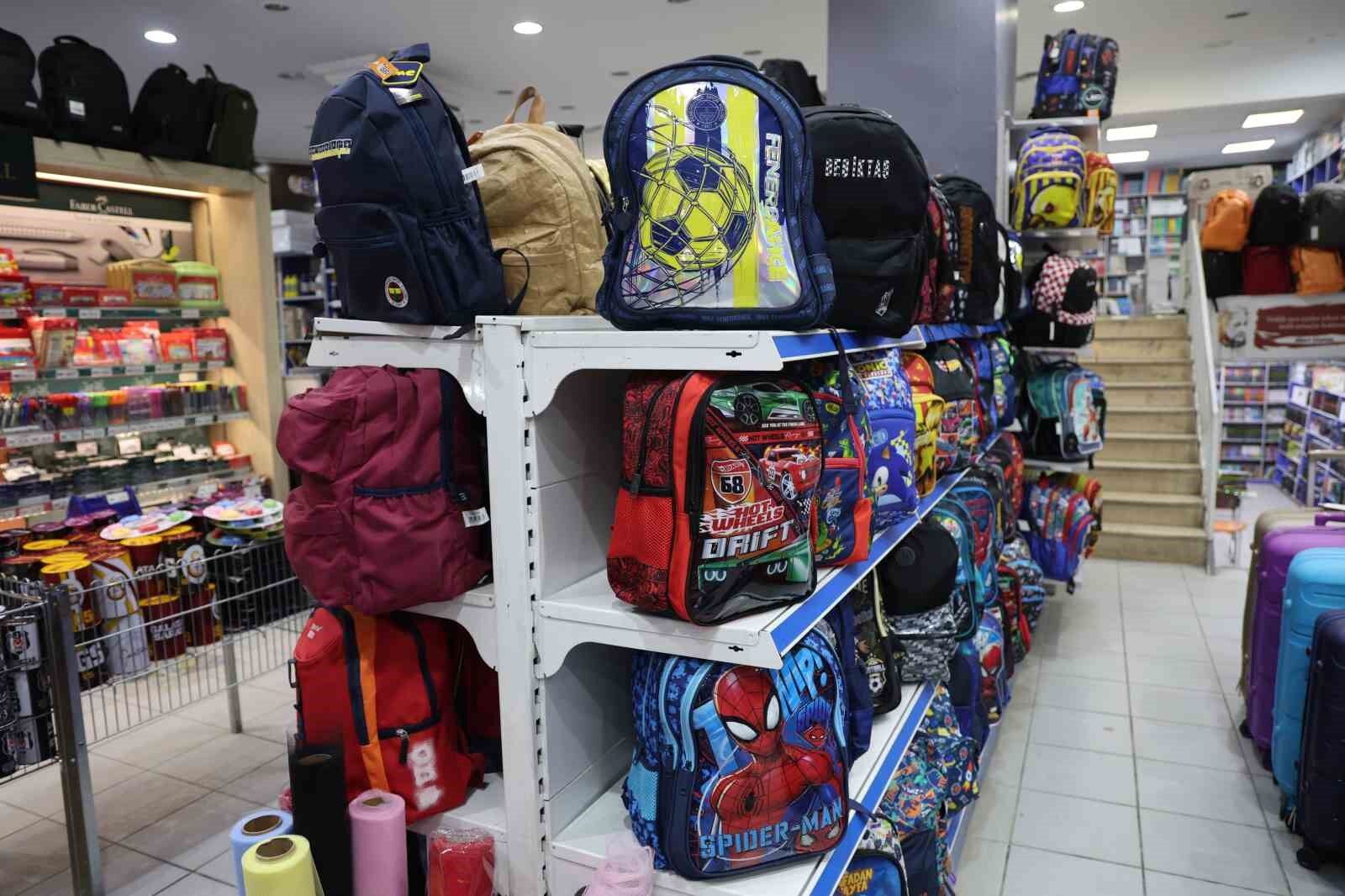 Kırtasiyeciler hazırlıklarını tamamladı, öğrencileri bekliyor