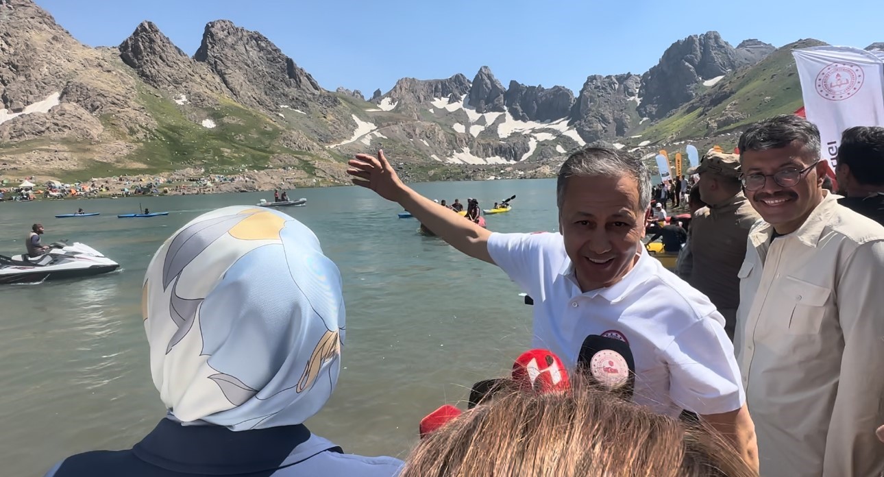 Bakan Yerlikaya Türkiye’nin en yüksek festivali olan Yüksekova ‘6.Cilo Fest’e katıldı