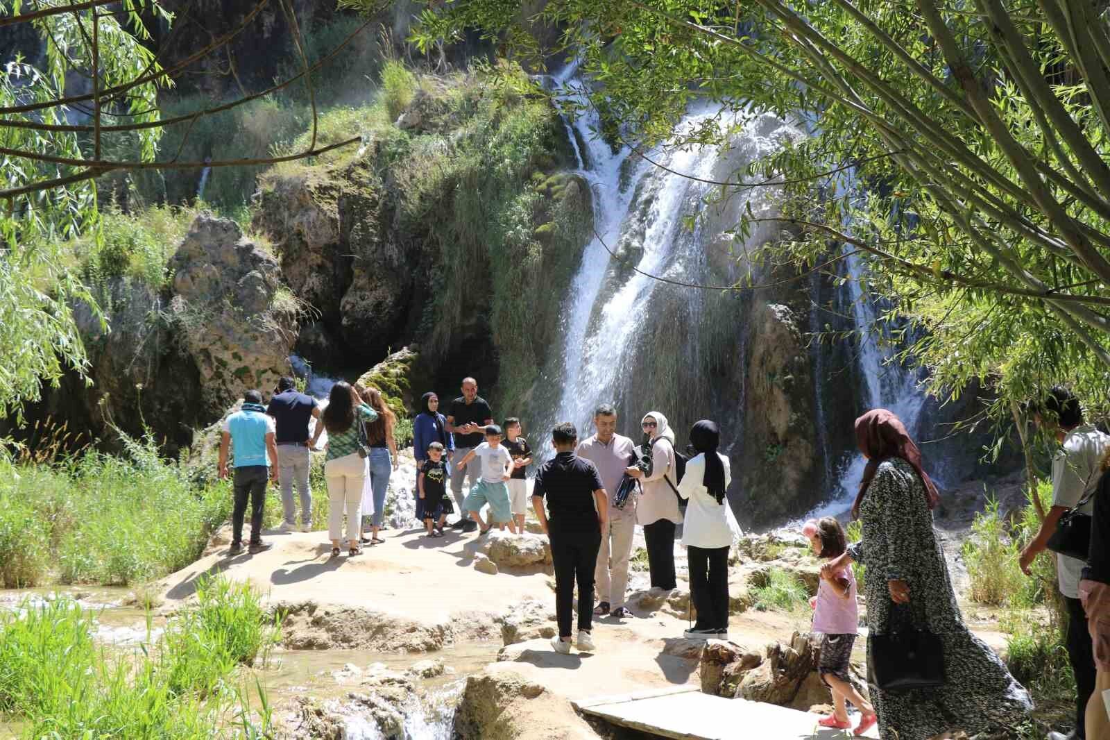 Girlevik Şelalesi’nde hafta sonu yoğunluk yaşandı