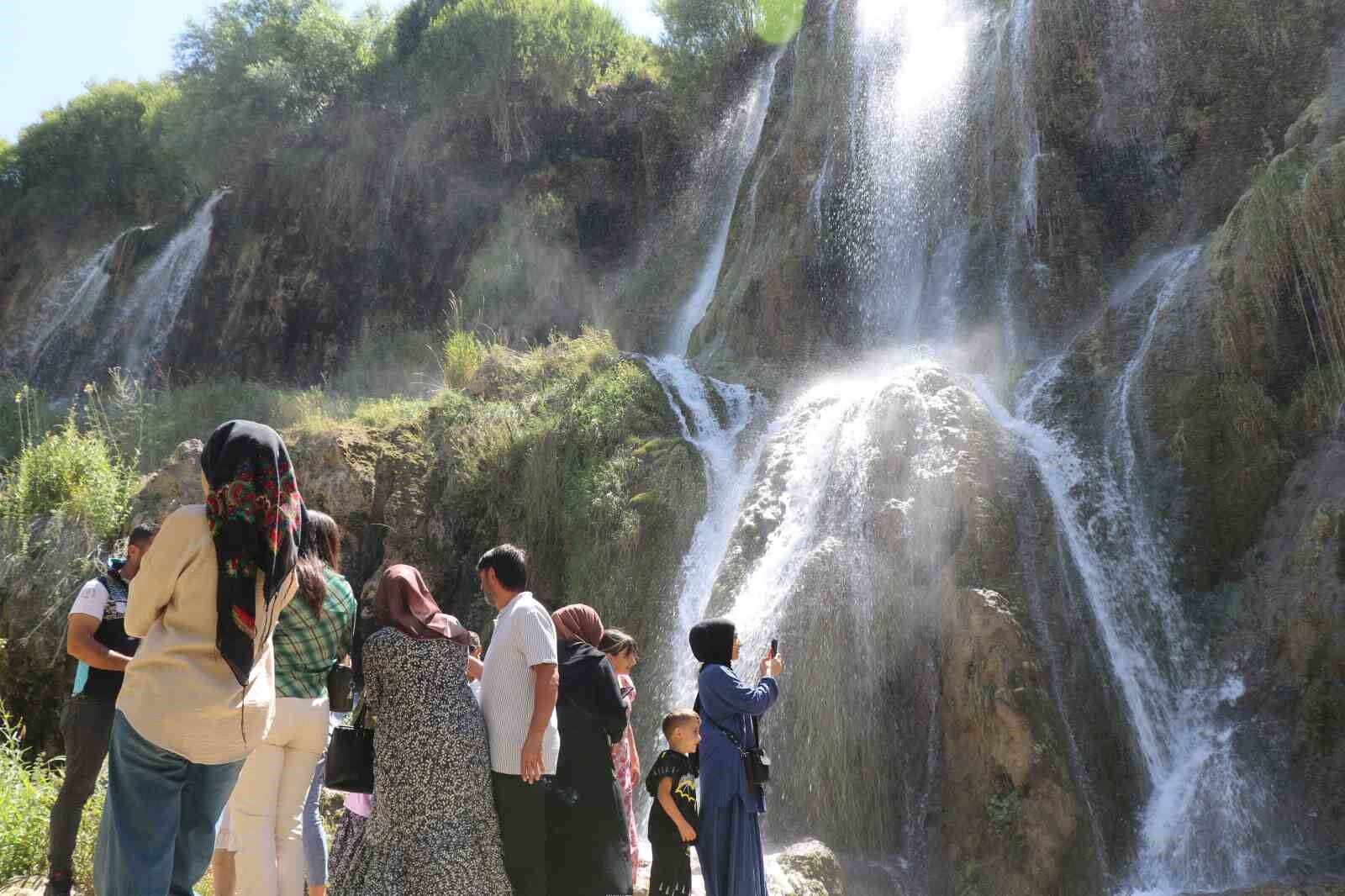 Girlevik Şelalesi’nde hafta sonu yoğunluk yaşandı