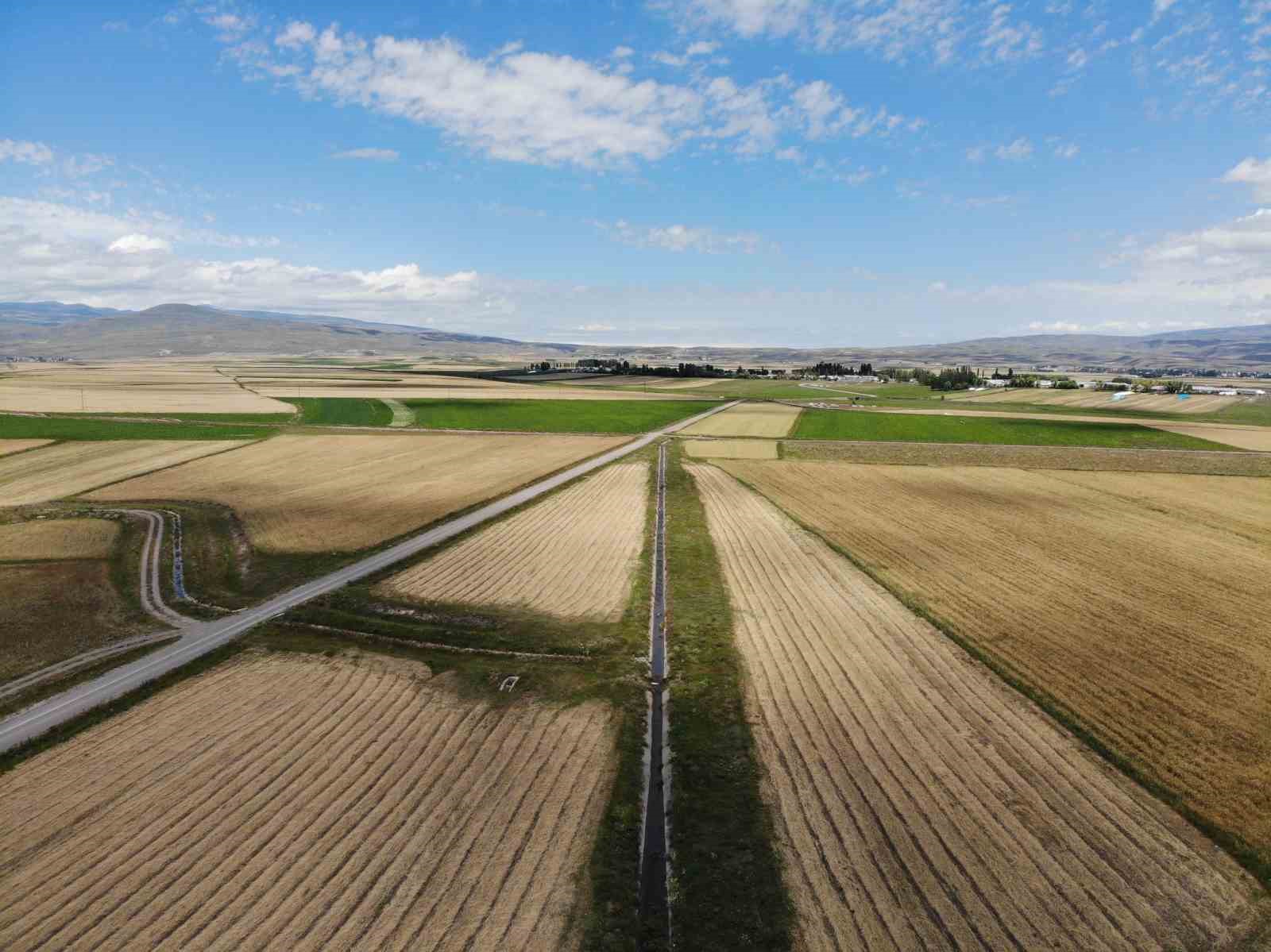 Kars’ta halı ve kilim desenine bürünmüş tarım arazileri dron ile görüntülendi