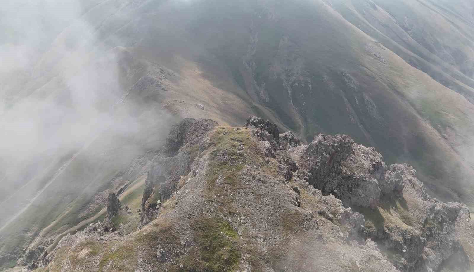 Sisler arasında büyüleyici manzara: Zor sıra dağları havadan görüntülendi