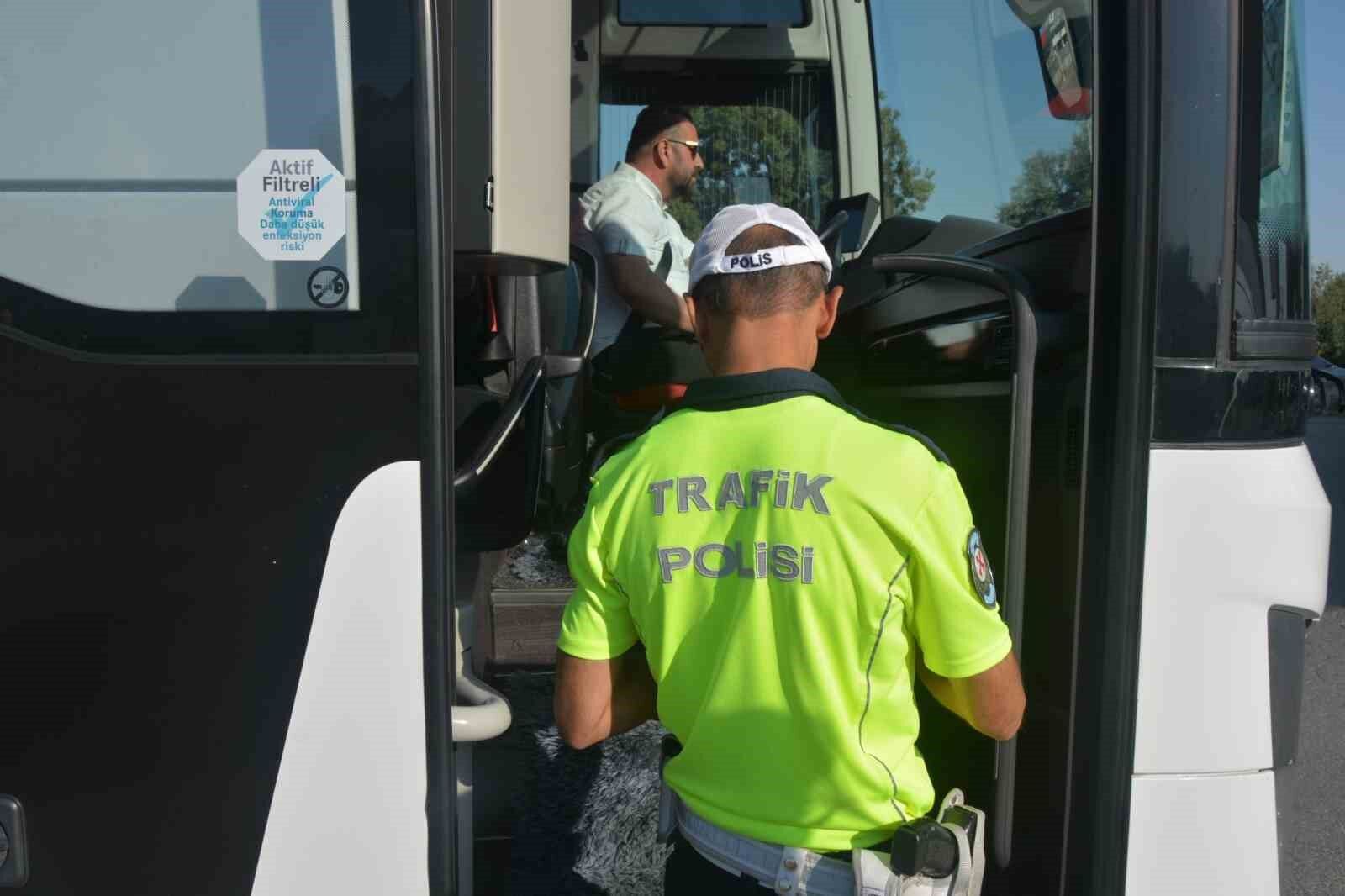 Bitlis polisi otobüse yolcu gibi binerek şoförü denetledi