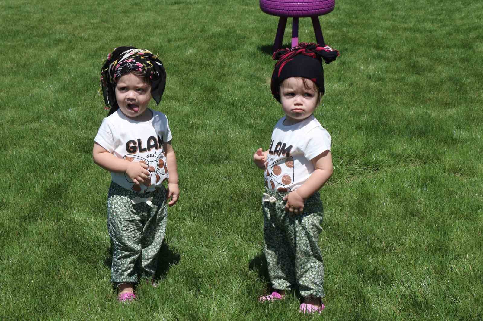 Erzincanlı sevimli ikizler sosyal medyada fenomen oldu