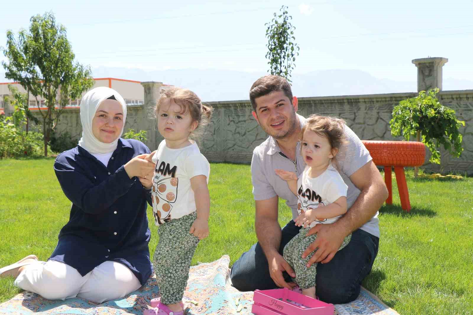 Erzincanlı sevimli ikizler sosyal medyada fenomen oldu