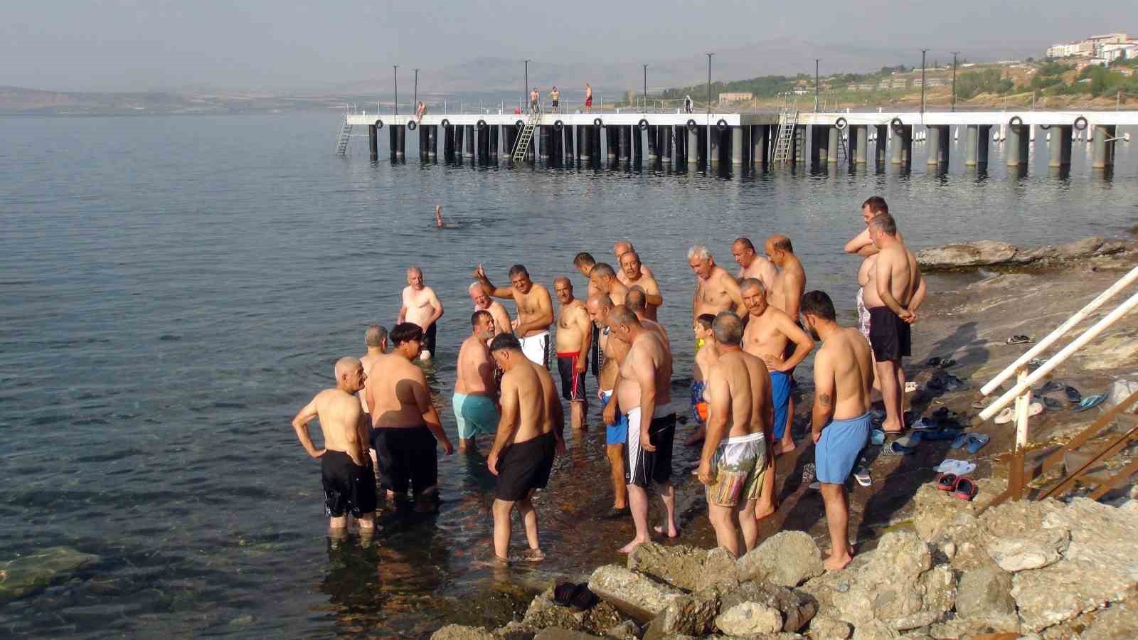 50 ile 70 yaş arasındaki yetişkinler güne Van Gölü’nde yüzerek başlıyor