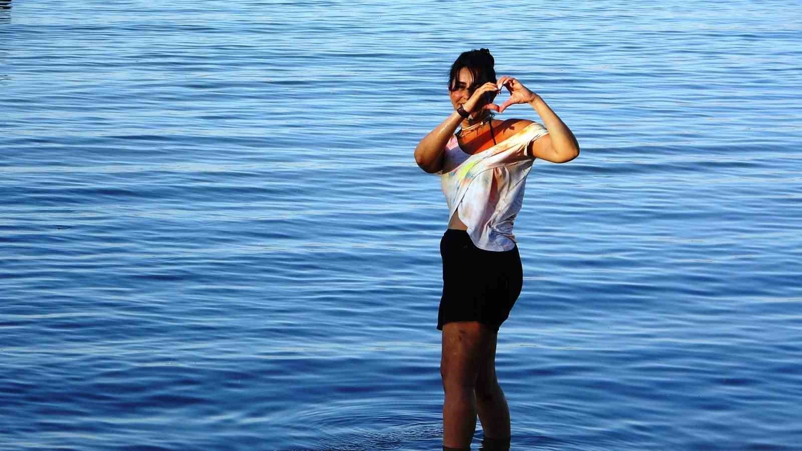 İranlı turistler Van esnafının yüzünü güldürdü