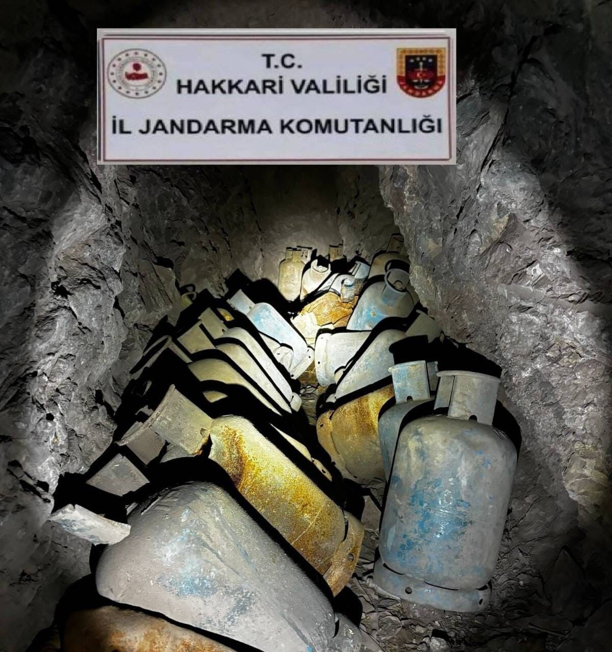 Hakkari’de tespit edilen mağara ve sığınakta mühimmat ele geçildi