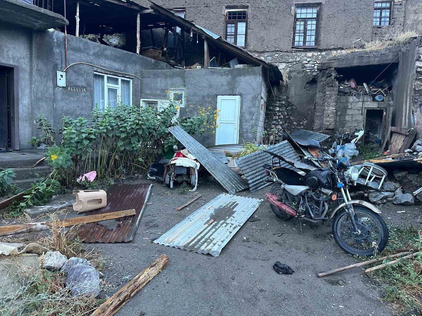 Kağızman’da şiddetli rüzgar çatıları uçurdu