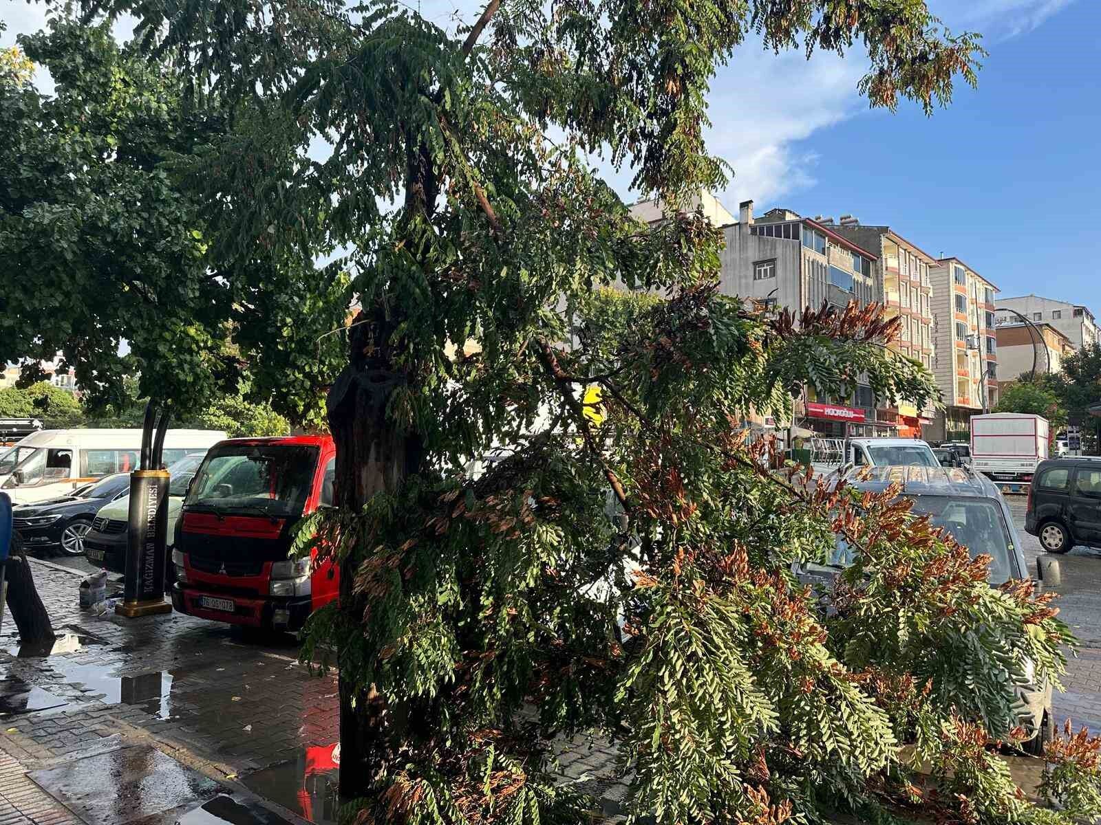 Kağızman’da şiddetli rüzgar çatıları uçurdu