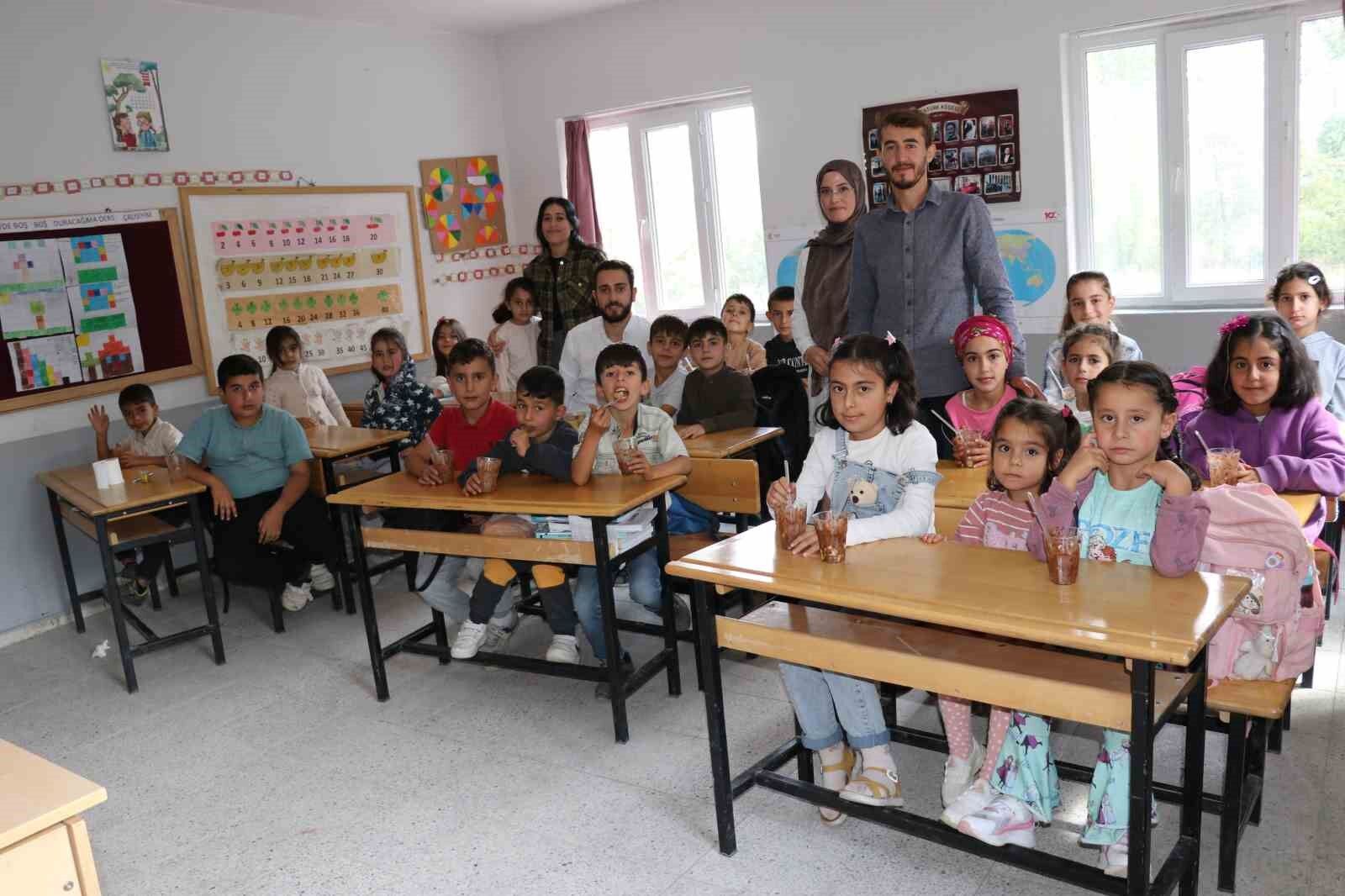 Köy köy dolaşarak çocukları waffle ile buluşturuyor