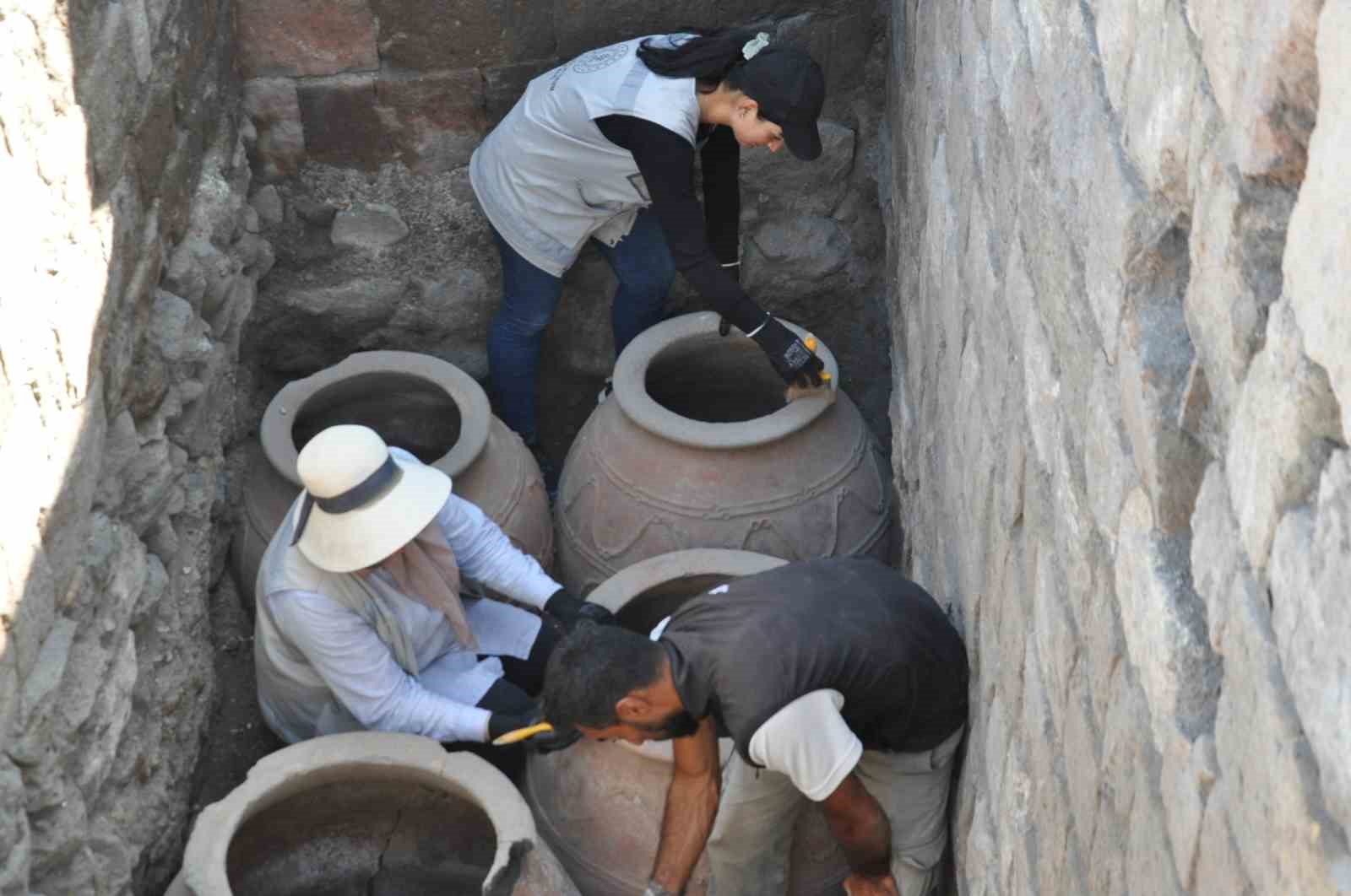 Ani’de Selçuklu dönemine ait erzak deposu ortaya çıkarıldı